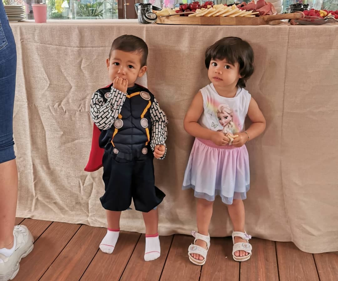Mateo y Eva posaron para la foto, quienes iban vestidos acorde a la temática de su fiesta de cumpleaños.