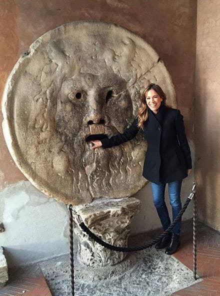 La leyenda de "La boca de la verdad" dice que si mientes, la boca de piedra se cerrará apretando tu mano.