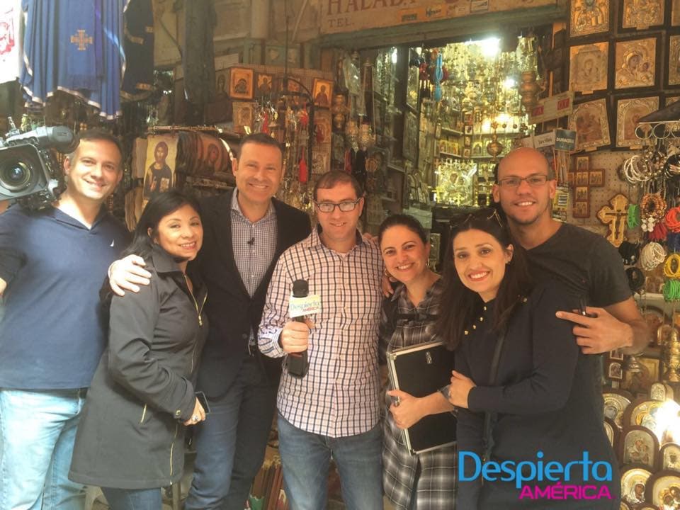 Recorriendo las tiendas de Vía Dolorosa investigando los artículos que mas compran los peregrinos en Viernes Santo.