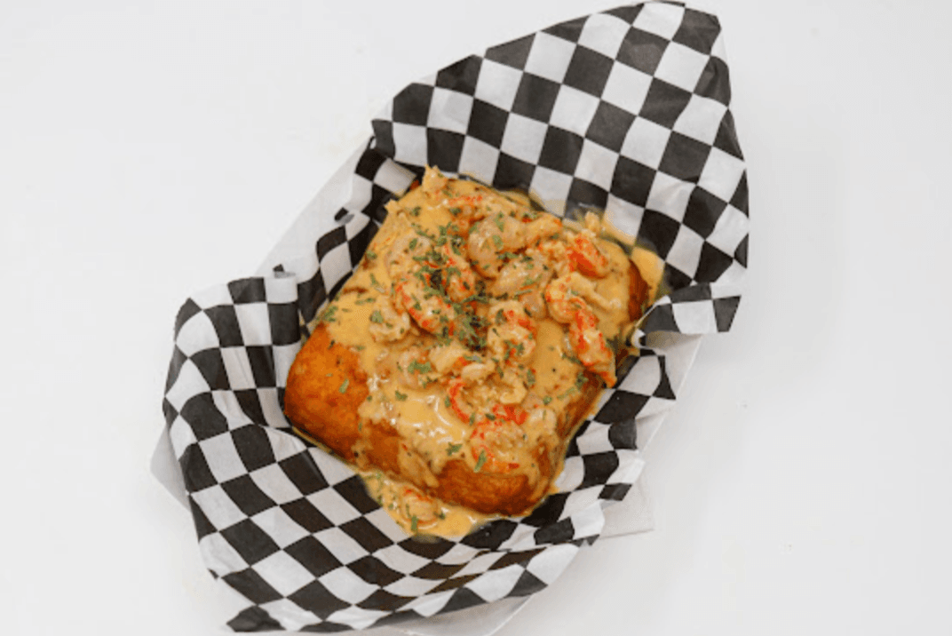 Country Fried Shrimpt Grits- Camarones fritos en pasta de semola sumergidos en batido de huevo con salsa de camarones y cangrejos.
<br>