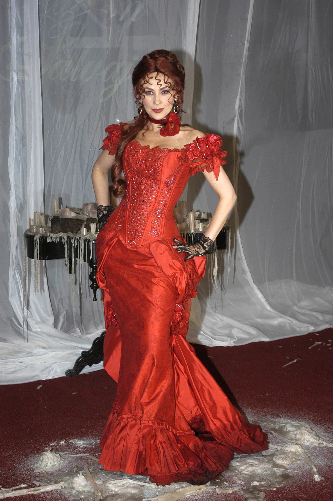 Mientras que Aimeé, la gemela avariciosa, usaba ropa más provocadora y de colores más vivos, usando el rojo como color insignia.