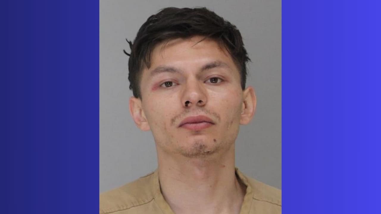 <b>Ángel Aristeo Zamora Moreno, de 26 años, <a href="https://www.univision.com/local/dallas-kuvn/de-esto-le-acusan-al-sospechoso-de-armar-una-rina-en-la-autopista-635-en-dallas-video">enfrenta 10 cargos</a>, </b> siete de ellos por asalto agravado con un arma mortal, dos por uso no autorizado de vehículos ajenos y uno más de cargo criminal por saltar encima de otro auto.