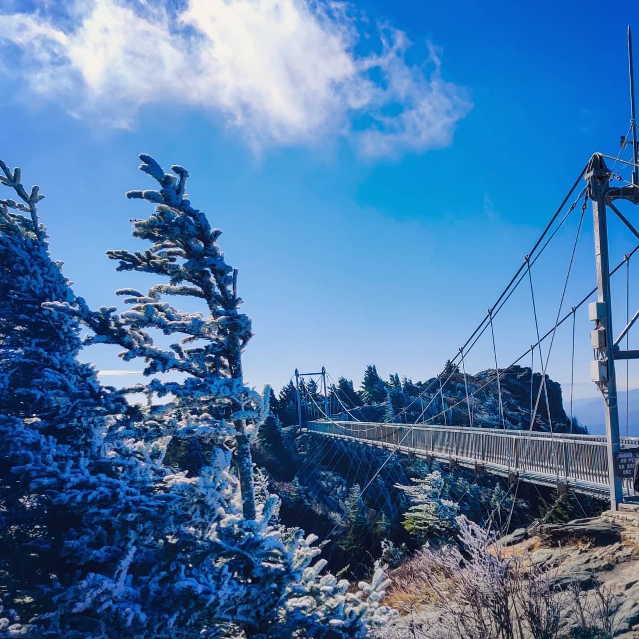 Entre los períodos de viento y nieve, encontrarás muchos días soleados y templados para caminatas e incluso picnics.