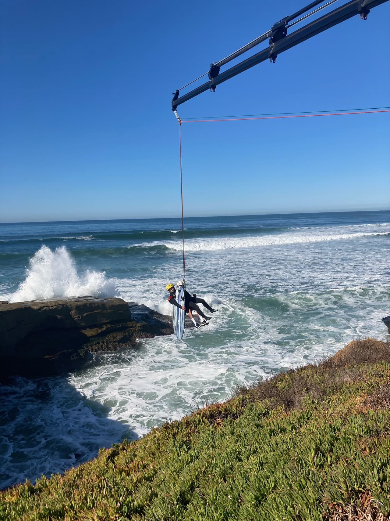 Los equipos de rescate debieron movilizar una grúa para rescatar a la víctima, que de acuerdo con las autoridades no resultó con heridas o lesiones mayores, sin embargo no pudo regresar al mar por las condiciones de la marea.