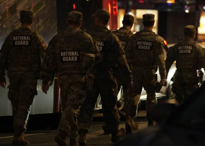 Soldados de la Guardia Nacional en la zona del tiroteo cerca de la Casa Blanca en Washington DC.