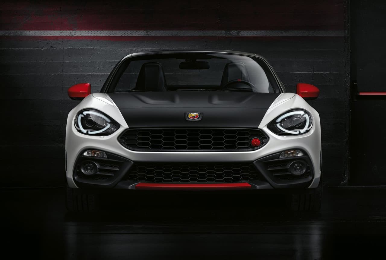 Con su propuesta deportiva, el Fiat 124 Spider Abarth 2017 es presentado en el Auto Show de Ginebra 2016