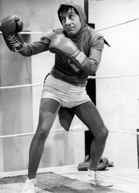 'El Chapulín Colorado' fue otro de sus personajes emblemáticos. Este superhéroe no es como los demás. Tenía problemas y defectos, pero lograba superarlos para ayudar a la gente.