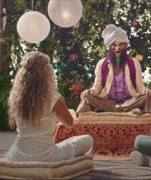 Un Guru la acompaña en el video, para orientarla.