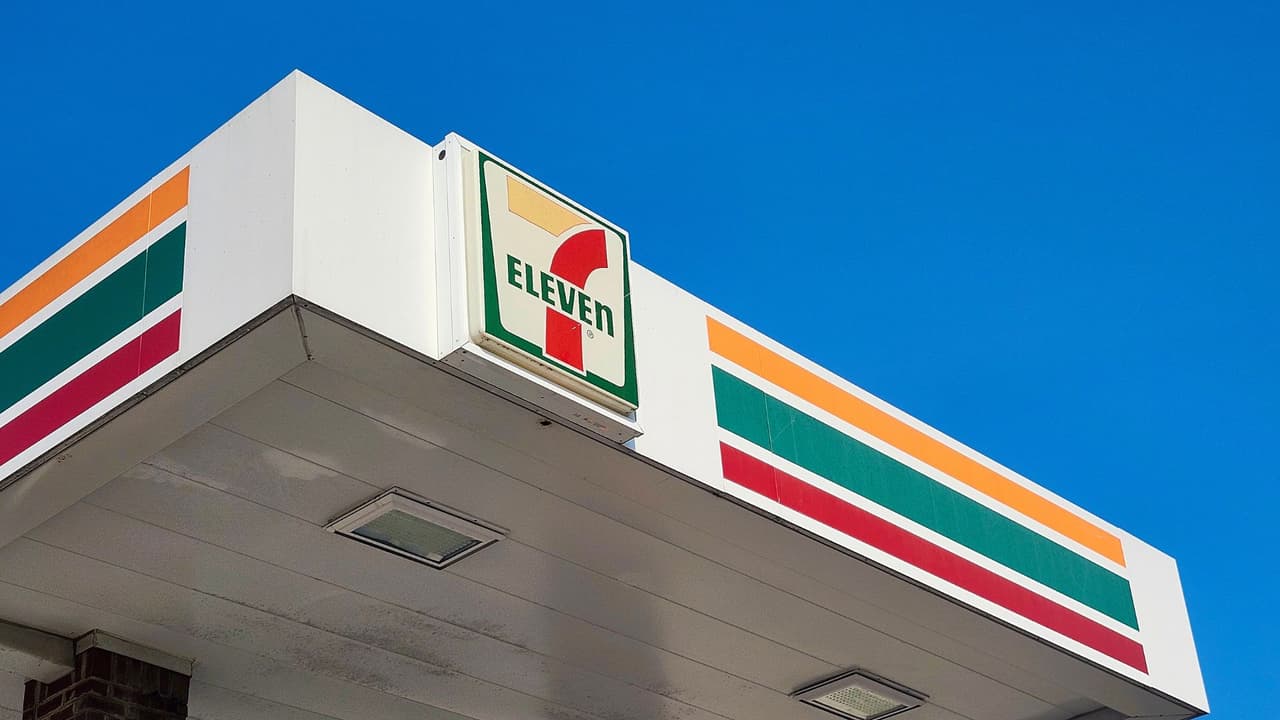 <h3 class="cms-H3-H3">Qué cambia para el cliente</h3> Este ajuste no solo es interno.
<br>También
<b>cambia la experiencia del consumidor.</b>
<br>Durante años, 7-Eleven fue sinónimo de compras rápidas:
<b>café, gasolina, un snack. </b>
<br>Ahora, el modelo apunta a
<b>más comida preparada y mayor gasto por visita. </b>
<br>Eso puede traducirse en
<b>menos tiendas cercanas y una oferta distinta</b> en las que permanezcan.