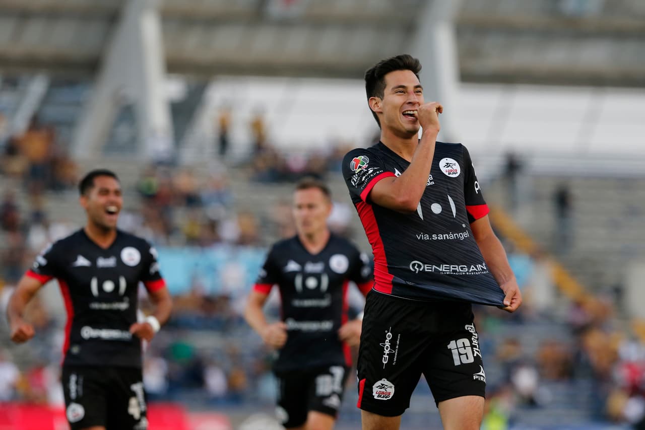 Sin embargo, Mauro Lainez al minuto 61' (derecha) envió el balón a la red para ampliar la ventaja de Lobos a 2-0.