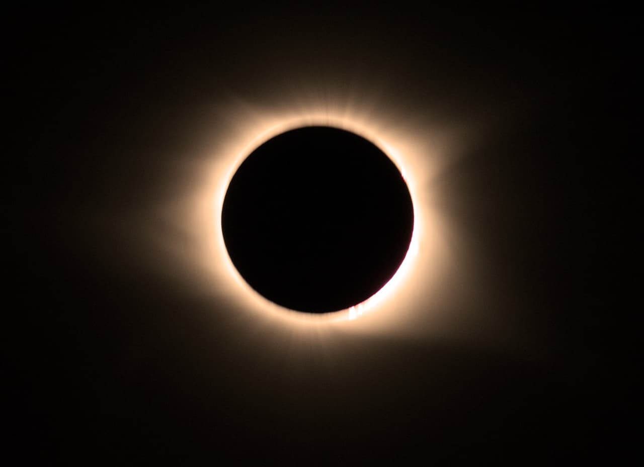 <b>Junio. Un eclipse solar en Groenlandia</b>.
<br>
<br>A pesar de que se repiten regularmente, los eclipses solares no dejan de maravillarnos. Cuando la luna pasa frente al sol y por suerte estás en la sombra estrecha que dibuja en la tierra, por un momento el día se convierte en noche.
<br>
<br>El próximo eclipse total podrá ser visto este año en junio desde Groenlandia y el círculo polar ártico. Para conocer el calendario de eclipses en las próximas décadas y siglos puede
<a href="https://eclipse.gsfc.nasa.gov/solar.html,"><u>consultar el sitio web de la NASA</u></a>.
<br>
