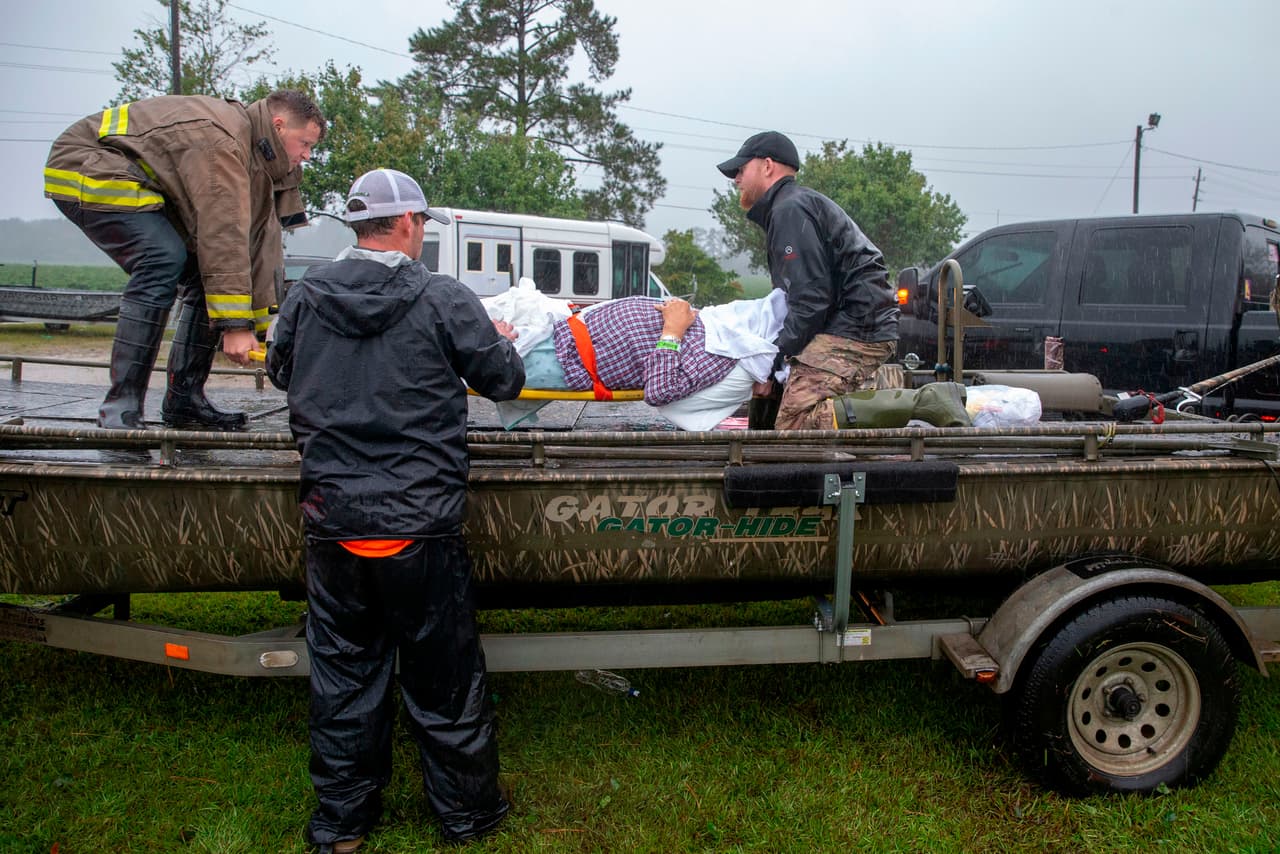 Un anciano asistido por miembros de la Armada Cajún en Lumberton, durante la evacuación de un hogar de cuidado.