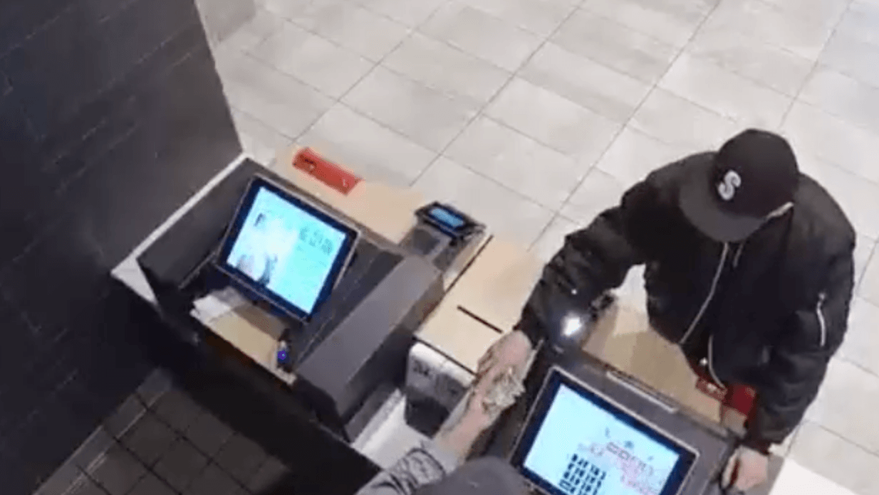 Va a un McDonald's y en lugar de pedir una hamburguesa termina asaltando el lugar