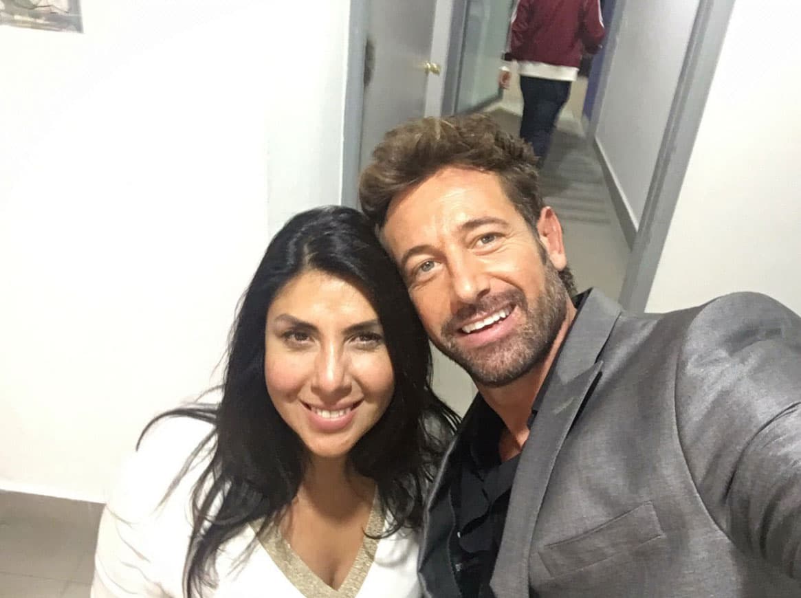 'Caer en tentación', cuenta la historia de dos parejas de matrimonios que son grandes amigos, sin embargo un accidente sacará a la luz la infidelidad y deslealtad de dos de ellos.