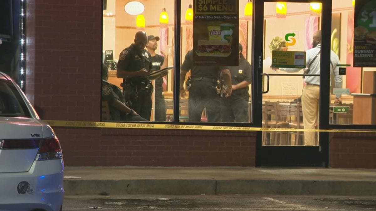 Uno de los hombres murió en el lugar y el otro fue trasladado en condición grave al hospital, indicó Spencer. El trabajador fue detenido y está siendo interrogado.