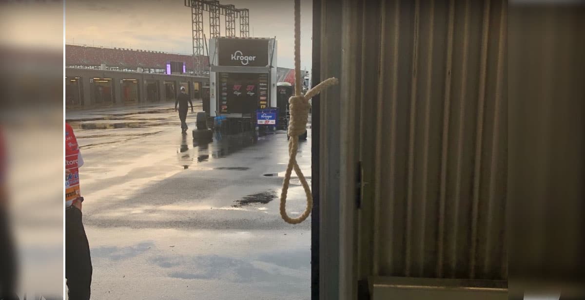 La fotografía que la NASCAR compartió de la investigación con la cuerda en forma de horca que se encontró en el garaje de Bubba Wallace el fin de semana en la pista del Talladega, Alabama.