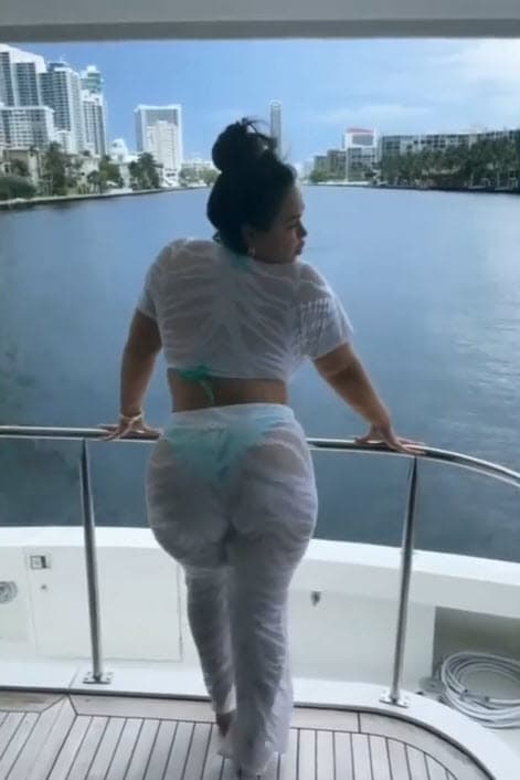 También compartió un 'boomerang' donde mueve el trasero en la popa de la embarcación mientras viajaban por alguna bahía de 'La Ciudad del Sol'.
<br>