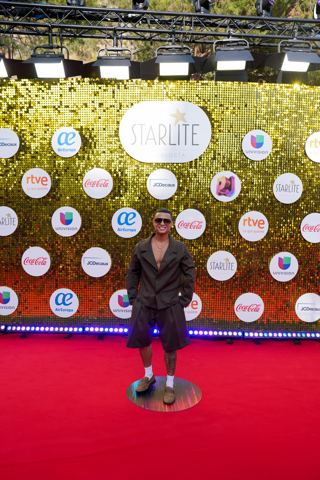 Con pantalones cortos y sin camisa fue el look elegido por Christian Alicea.