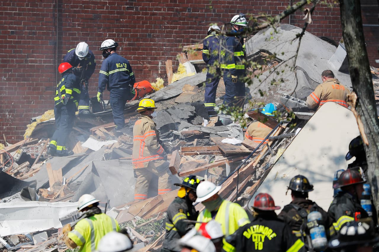 “Salté para ver qué había ocurrido. Miré por la ventana del baño y había los restos de una casa en el suelo, sonó como una bomba”, relató Glover a la agencia AP.