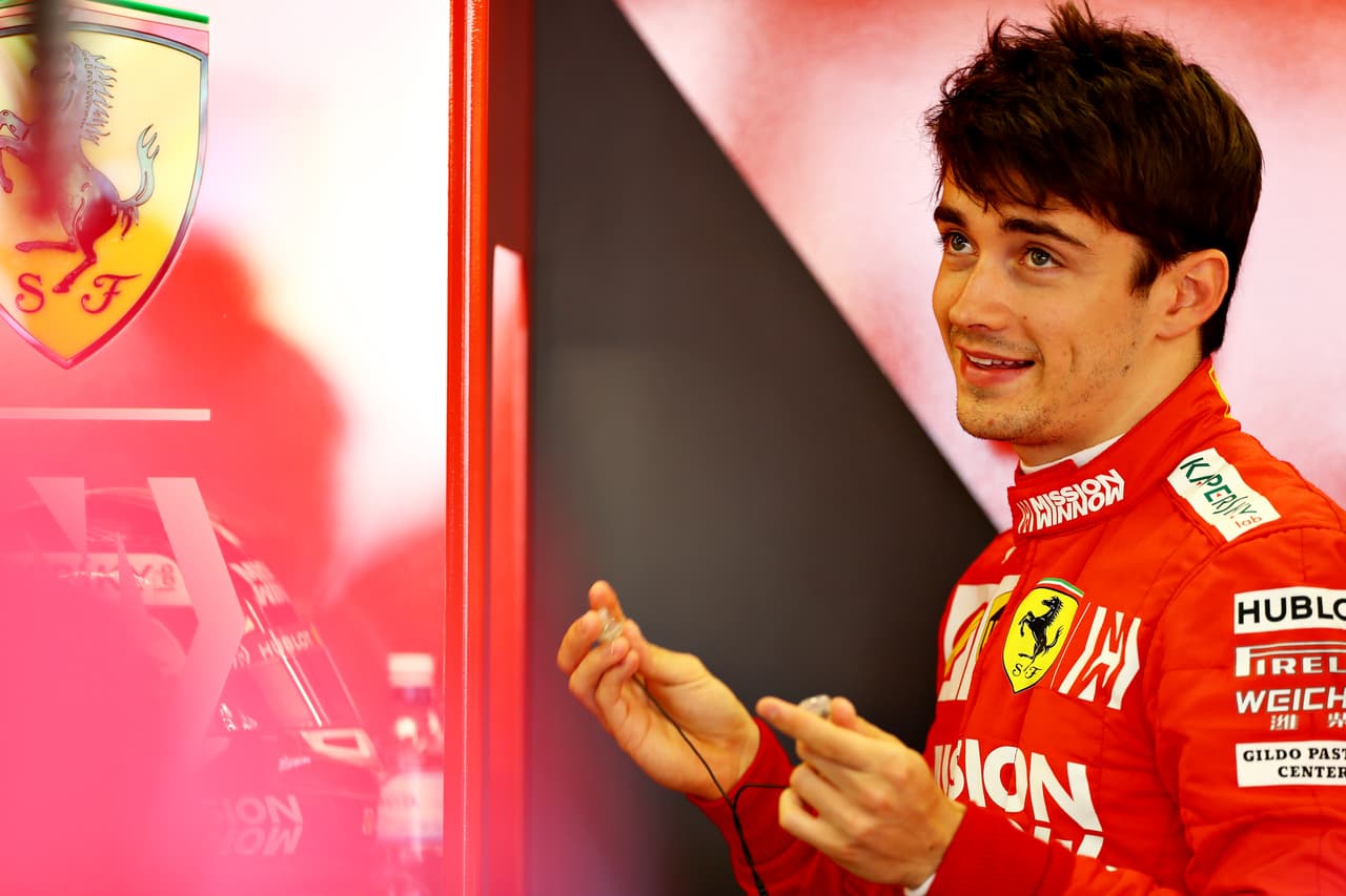 Este sábado se registró una sesión de clasificación accidentada con los choques en la misma curva de Robert Kubica y Charles Leclerc (favorito a la Pole). Al final, los Mercedes lograron el 1-2 con Valtteri Bottas primero y Lewis Hamilton segundo, Sebastian Vettel (Ferrari) tercero, Max Verstappen (Red Bull) cuarto y Sergio 'Checo' Pérez (Racing Point) quinto.