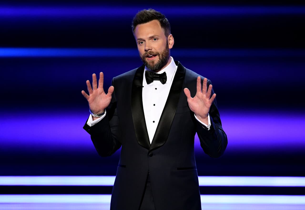 ¡Hora de comenzar la ceremonia! La noche estuvo conducida por el actor y comediante Joel McHale.