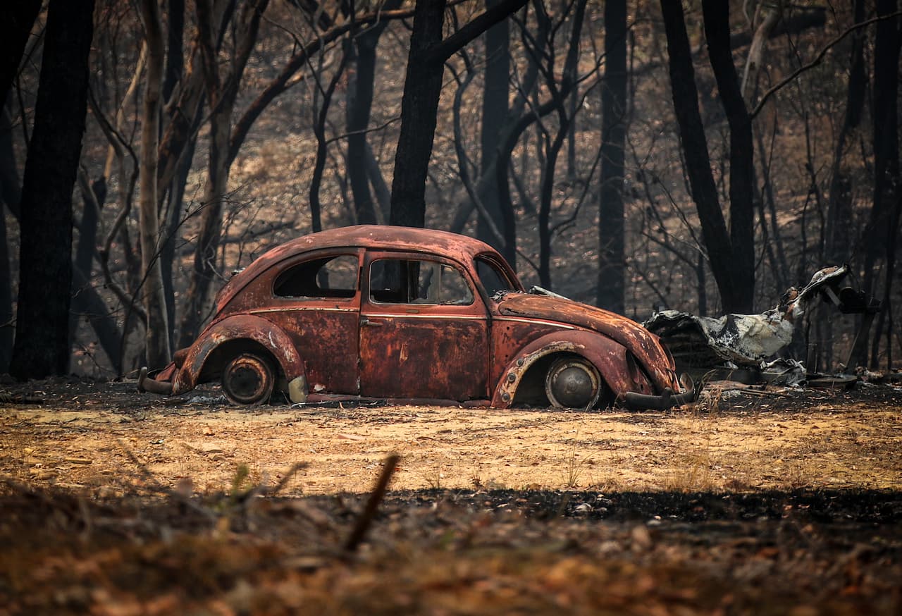 Así quedó este Volkswagen tras ser devorado por las llamas. Australia está acostumbrada a los incendios
<b> </b>forestales durante el verano, pero este año llegaron antes de lo habitual y son muy violentos debido a una sequía prolongada. Los científicos lo achacan a las consecuencias del calentamiento global.
