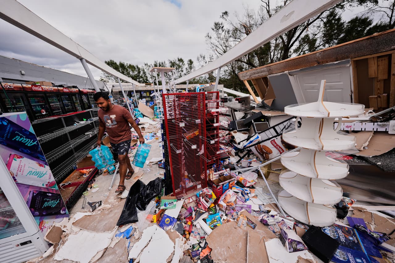 Islam Mahfuz rescata el contenido de su minimercado destruido tras el paso del huracán Isaias en Milton, Florida, el sábado 10 de octubre de 2026.