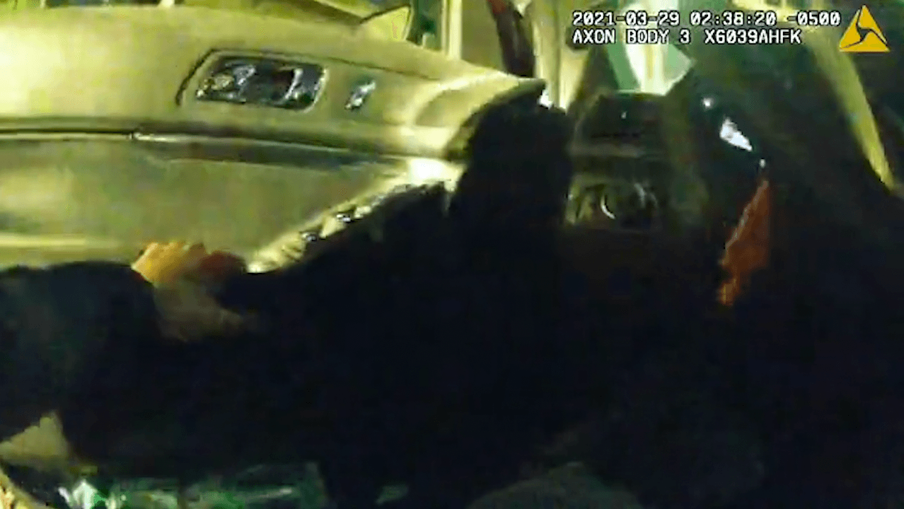 El oficial,
<b><a href="https://www.chicagocopa.org/wp-content/uploads/2021/04/PO-Stillman-TRR_REDACTED.pdf" target="_blank">Eric Stillman</a></b>, llega a la escena.
<br>