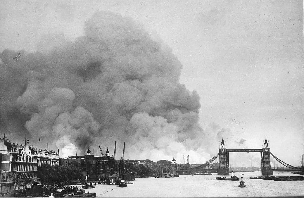 Vista a lo largo del río Támesis en Londres hacia el humo que se eleva desde los muelles de Londres después de un ataque aéreo aléman durante el 'Blitz'. Fecha 7 de septiembre de 1940.