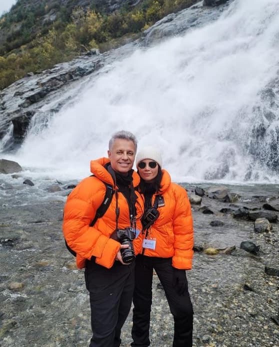 Pese a que ambos han recibido comentarios que apoyan su relación hay algunos otros que critican a los famosos por tener una diferencia de edad de 28 años.