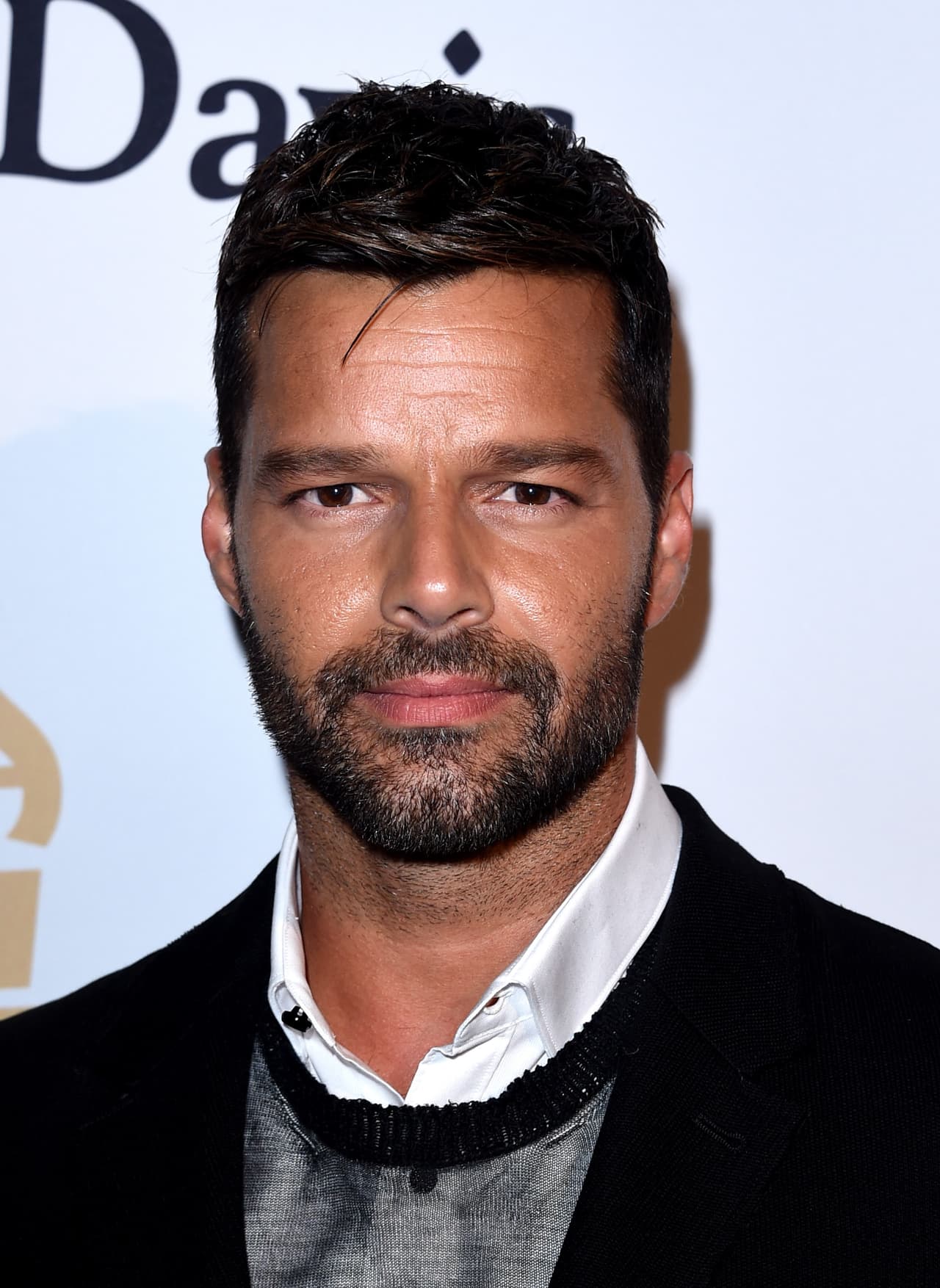 Él es papá de Matteo y Valentino que llegaron a su vida en 2008, desde entonces el boricua ha pasado por varios looks con la barba, en ocasiones la trae más corta y otra más opta por dejarla un poco crecida, pero de las dos formas le sienta muy bien.