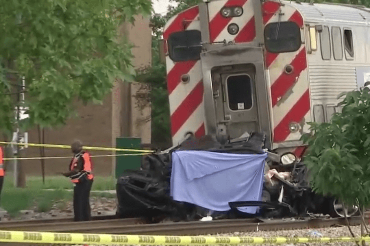 Según portavoces de
<i><b><a href="https://metrarail.com/" target="_blank">Metra</a></b></i>, las tres víctimas son los ocupantes de la camioneta impactada. Testigos del hecho aseguran que el vehículo intentó cruzar los rieles, pese a que las barreras de seguridad advertían que estaba por pasar el tren.