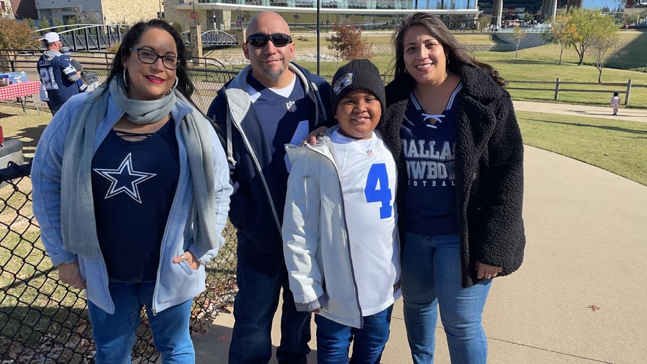 Familias hispanas y latinas acuden al festejo previo al partido de Cowboys vs Raiders en el AT&TStadium.