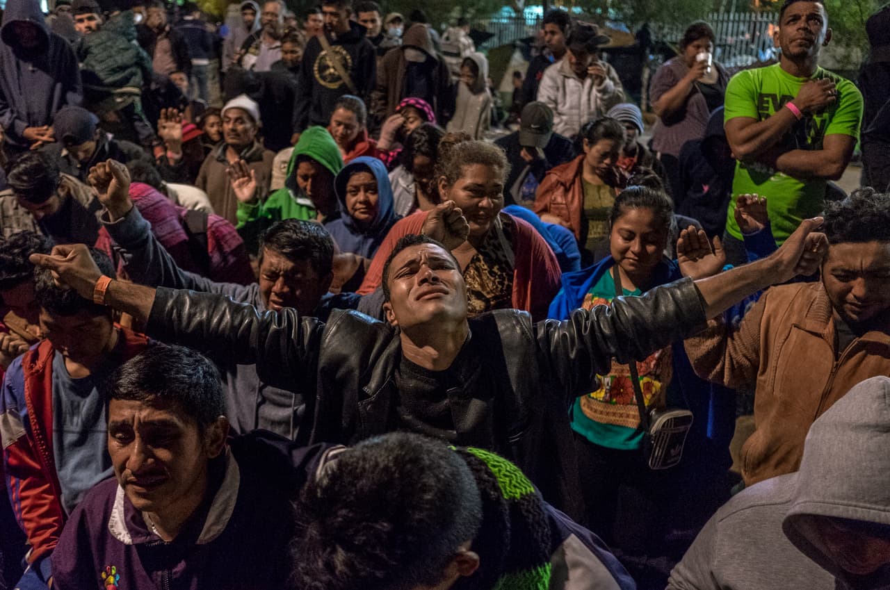 <b><a href="https://www.univision.com/noticias/frontera-eeuu-mexico/la-caravana-migrante-frente-al-muro-de-trump?123=">Volver al especial: La Caravana Migrante frente al muro de Trump</a></b>
<br>
<br>Ir al capítulo siguiente:
<b><a href="https://www.univision.com/noticias/frontera-eeuu-mexico/3-represion-la-caravana-migrante-frente-al-muro-de-trump-fotos">REPRESIÓN</a></b>