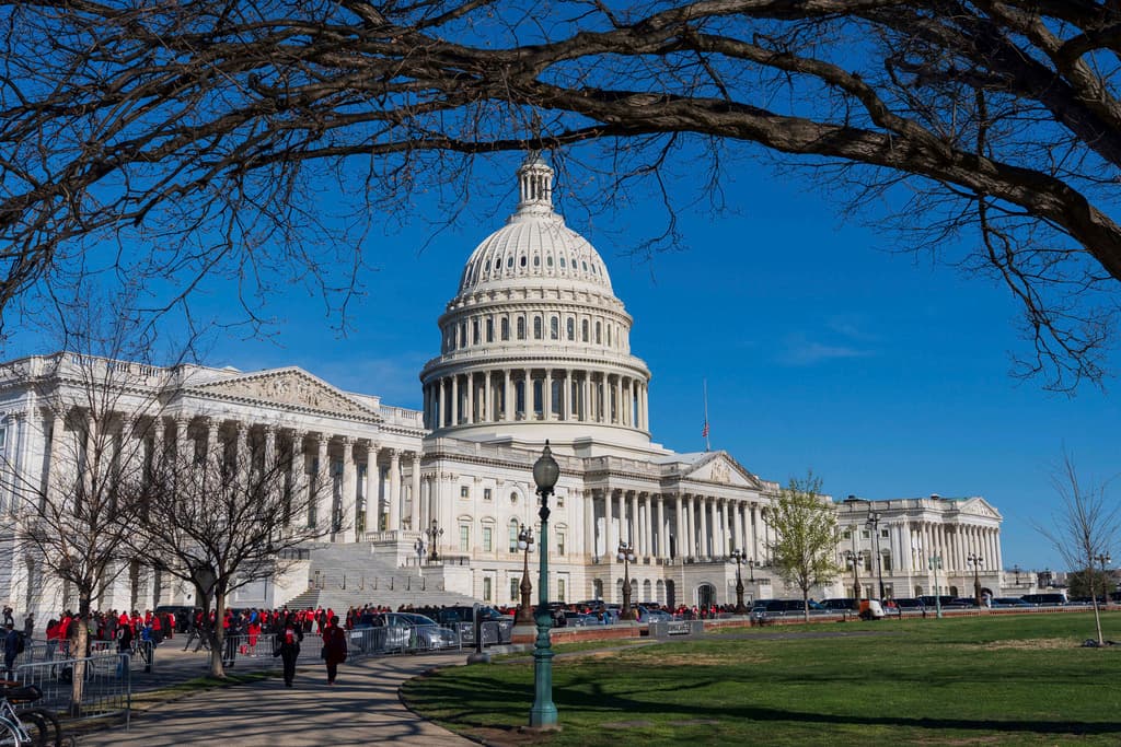 Cámara de Representantes aprueba votar proyecto de financiación para poner fin al cierre parcial del gobierno