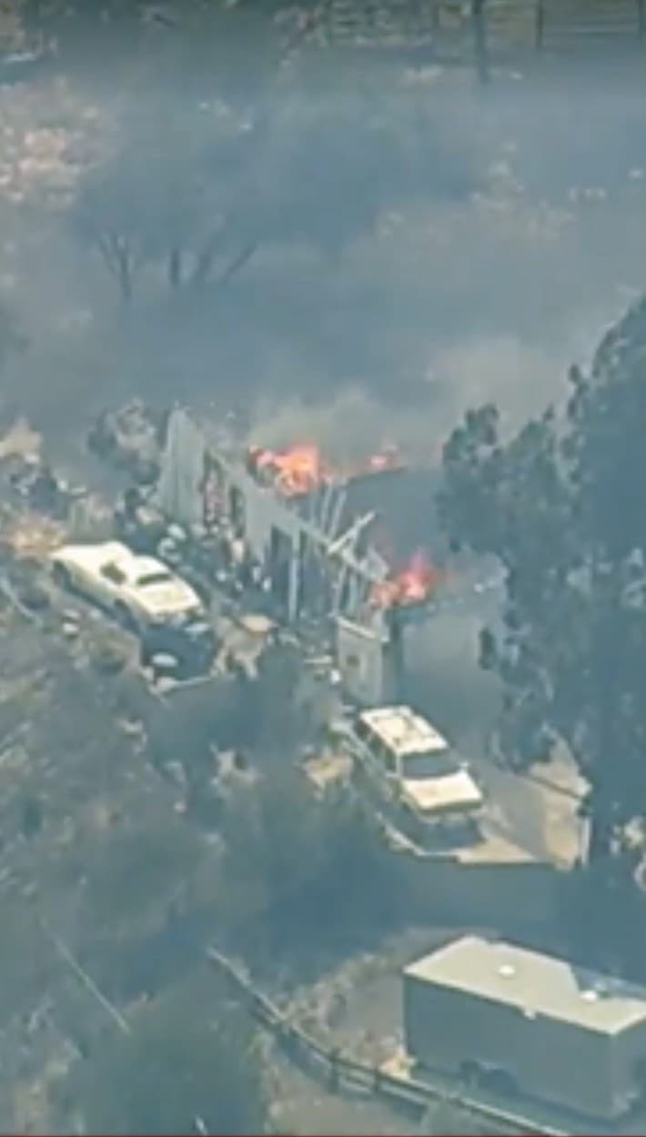 Al menos una propiedad fue consumida por las llamas en Simi Valley, donde había ráfagas de viento que complicaban los esfuerzos de los bomberos.
