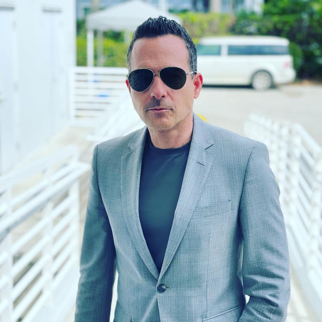 Tal parece que los años no han hecho de las suyas en Carlos, por lo que nosotros hacemos un recorrido por sus inicios en la televisión y momentos claves de su juventud para recordar cómo era el conductor mexicano.