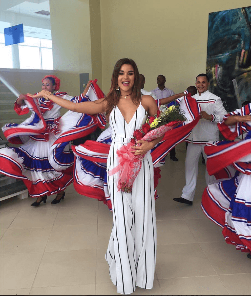 Aquí en su regreso a República Dominicana: "gracias a Dios llegué a mi tierra querida, que me esperó con tanto cariño. Aquí a ritmo de merengue con el Ballet Folklórico de Turismo".