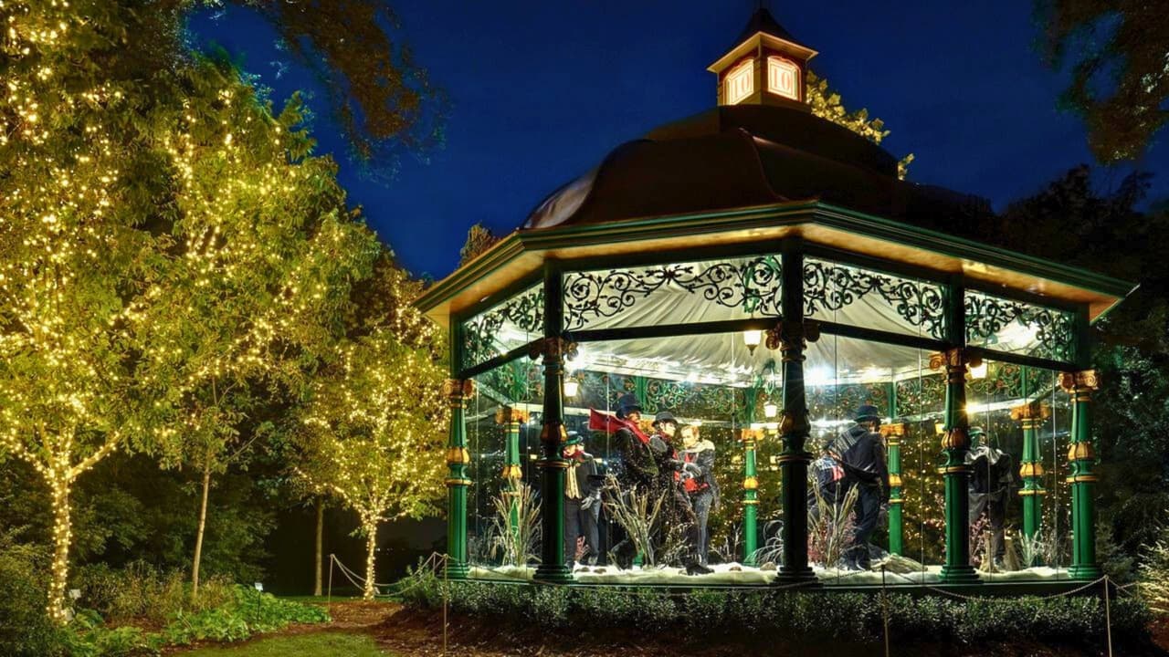 <h3 class="cms-H3-H3">Las principales atracciones de Holiday at the Arboretum </h3>
<br>
<b>Los 12 Días de Navidad: </b>Una de las atracciones más queridas del arboreto son los 12 quioscos estilo victoriano, que representan escenas navideñas con figuras animadas al ritmo de música tradicional. Esta exhibición, que celebra su décima edición, combina elegancia y creatividad, ofreciendo una experiencia visual única para toda la familia.
<br>
<b>La Aldea Navideña:</b> Diseñada como un pintoresco pueblo europeo, ofrece una experiencia encantadora tanto de día como de noche. Durante el día, los visitantes pueden admirar las detalladas fachadas de las casitas, mientras que por la noche la aldea se ilumina con miles de luces que crean un ambiente mágico. Además, no puede faltar
<b>la visita a la casa de Santa Claus</b>, quien estará listo para tomarse fotos y escuchar los deseos de los más pequeños.