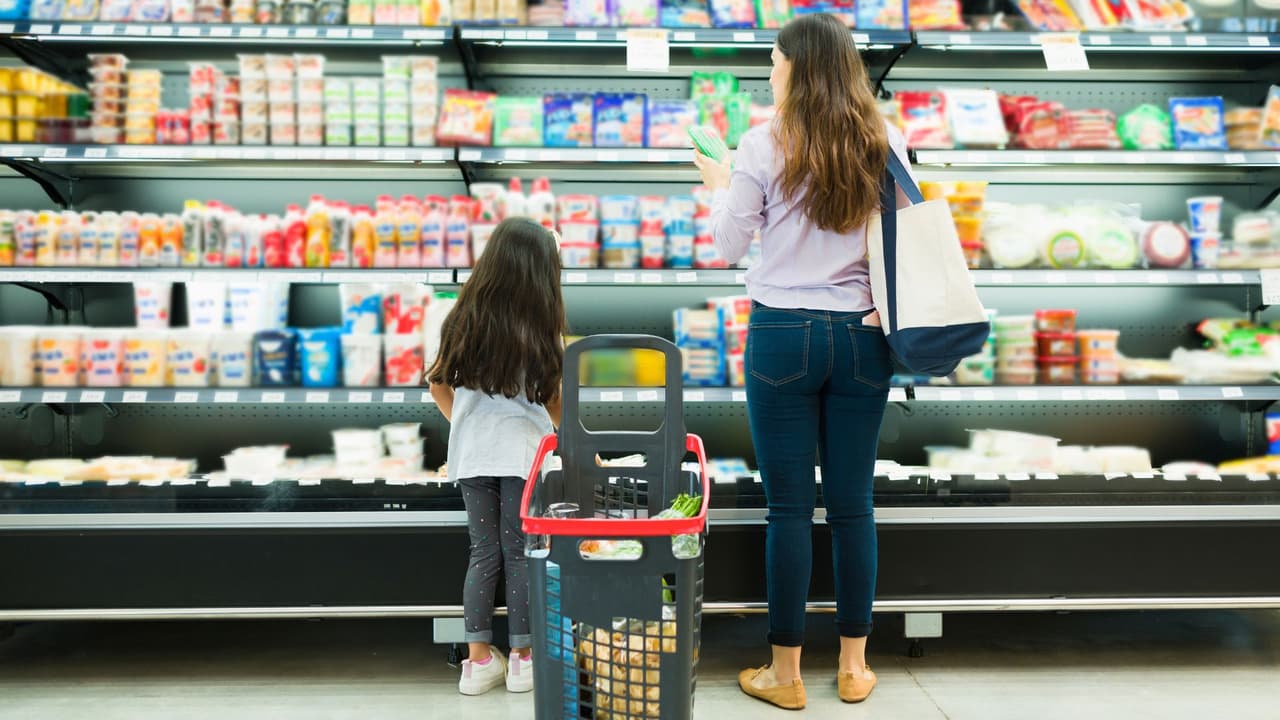 <h3 class="cms-H3-H3">SNAP, por qué es importante</h3>
<br>
<br>SNAP es el
<b> programa de ayuda alimentaria </b>más grande del país.
<br>Solo en
<b> </b>2024:
<br>-
<b>Atendió a 42 millones de personas</b> cada mes.
<br>-
<b>Generó $124 mil millones en ventas</b> en más de 262,000 tiendas, desde Walmart hasta pequeños mercados locales.
<br>-
<b>Uno de cada cuatro hogares hispanos</b> usó estos beneficios en algún momento del año.