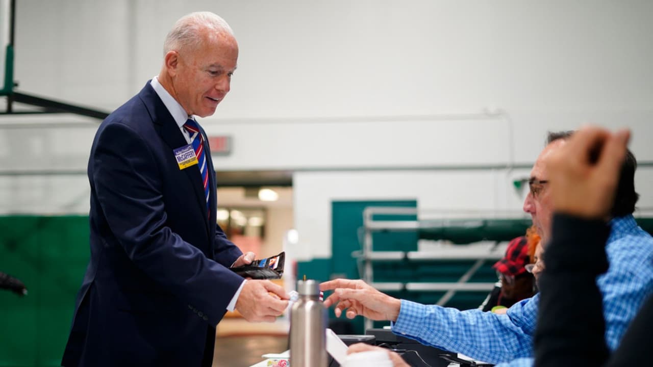 <h2 class="cms-H2-H2">Quién es el candidato demócrata Dan McCaffery</h2>
<br>
<br>Dan McCaffery es
<b>juez de filiación demócrata en el Tribunal Superior </b>encargado de las apelaciones a nivel estatal y también es exfiscal.
<br>
<br>El demócrata
<b>ha sido un defensor del derecho al aborto</b> y de otros de los que ha señalado están amenazados por la mayoría de jueces conservadores en la Corte Suprema de los Estados Unidos.