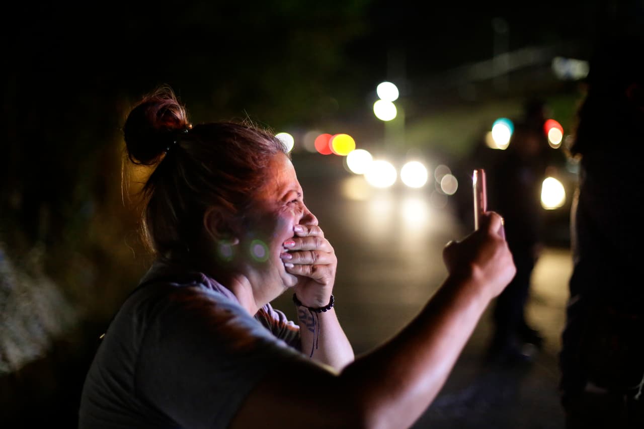 Pese a que el gobierno no avisó de los traslados, familiares de detenidos por el régimen de excepción se concentraron y lloraron a las afueras del Centro de Detención Menor La Esperanza, el sitio donde salieron los presos rumbo a la nueva prisión.