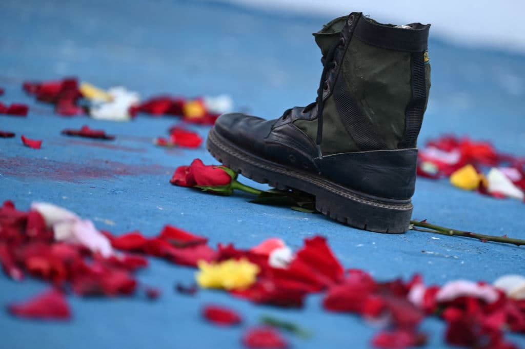 En el altar instalado en San Salvador se colocó también
<b>una bota que representa la represión policial sobre una rosa, una mujer</b>. La detención en Tulum de Victoria Salazar fue grabada por dos testigos; en ella se escucha a la mujer gemir antes de perder la vida. Las manifestantes expresaron que la muerte de Salazar es muestra de cómo
<b>los centroamericanos son tratados en México</b>.