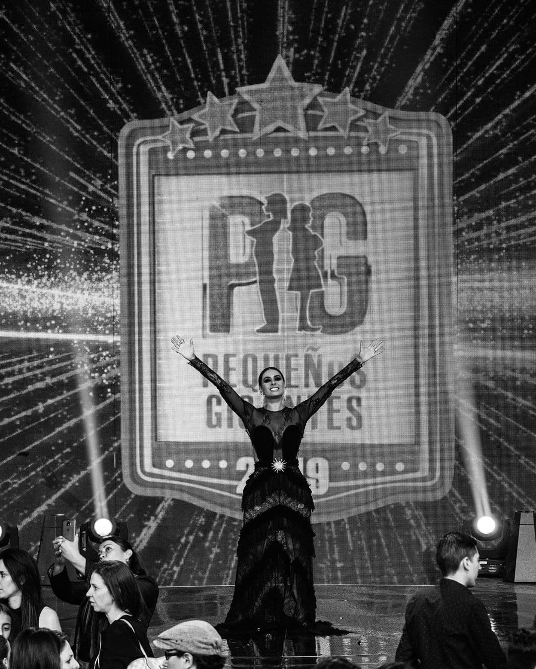 En ambos vestidos llevaba un broche de pedrería que resaltaba su cintura.