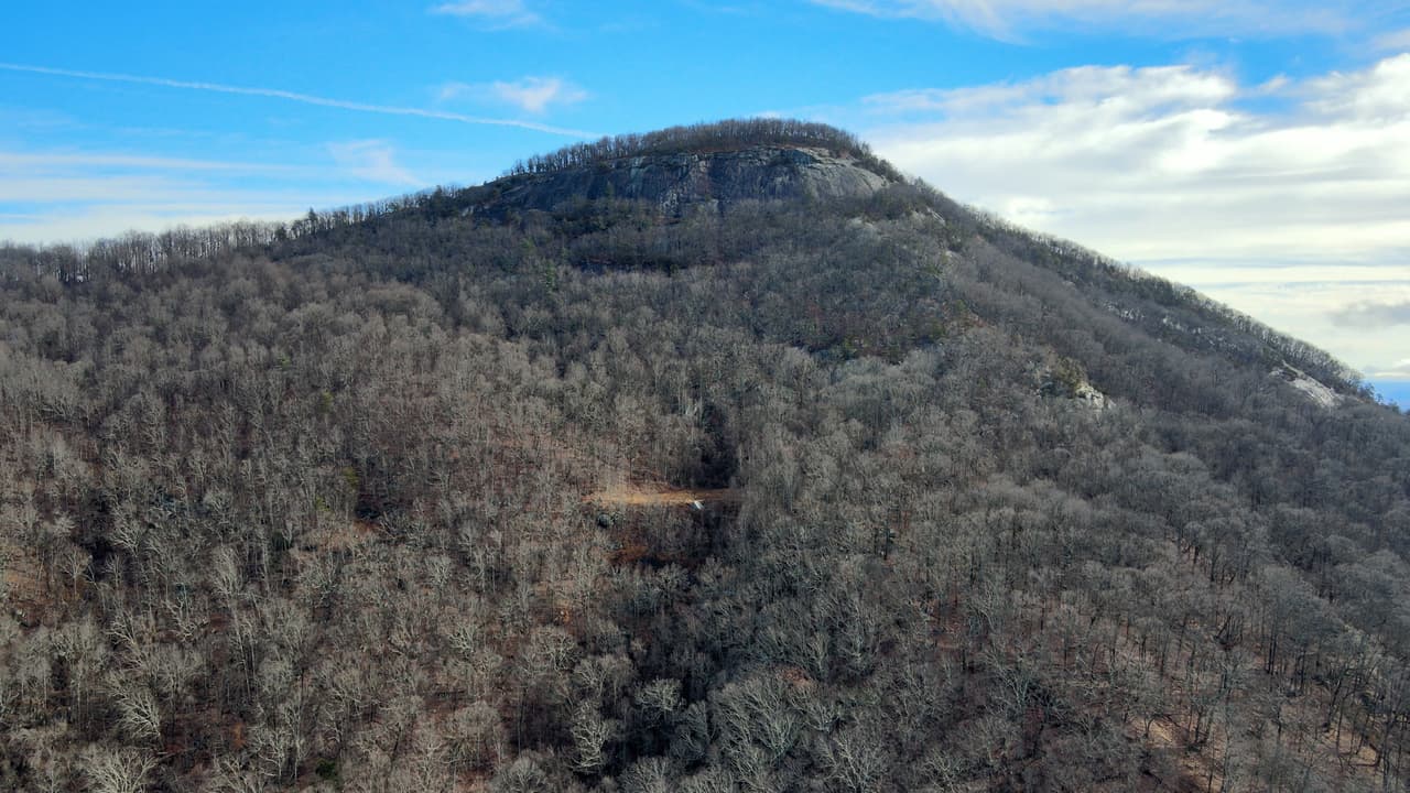 La montaña se eleva a 3,156 pies sobre el nivel del mar y está lejos de ser una de las más altas del estado, pero sí destaca entre las más desafiantes.