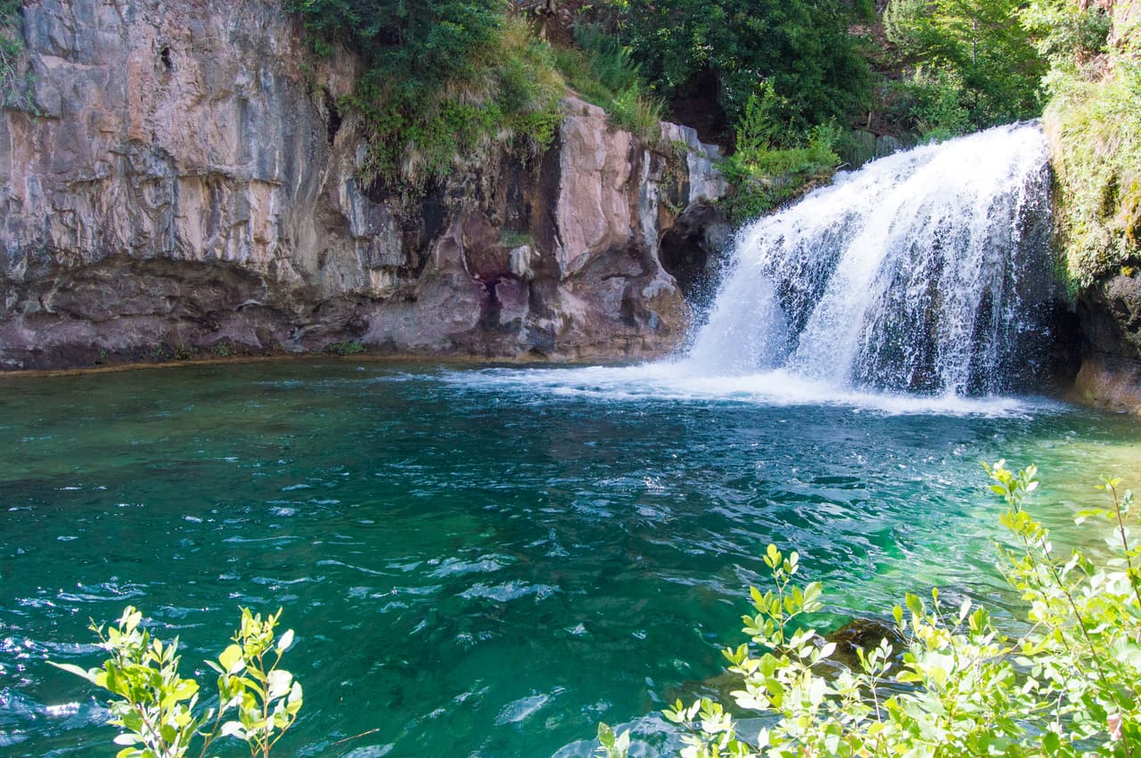 <b>Arizona. </b>
<br>
<br>
<b>Fossil Creek Road</b> se encuentra a unas 90 millas al norte de Phoenix. Es una exuberante cascada a la que se accede luego de una breve caminata. Está dentro de un
<a href="https://www.fs.usda.gov/recarea/coconino/recarea/?recid=75356#:~:text=Access%20via%20Camp%20Verde%3A%20From,as%20Fossil%20Creek%2FVerde%20River." target="_blank"> área protegida y el ingreso cuesta unos 6 dólares</a>.
<br>
<br>Hay momentos del año en que se encuentra cerrado el acceso por razones climáticas y debido a que el área atrae a muchos visitantes, se requiere permiso y reserva previa antes de ir.