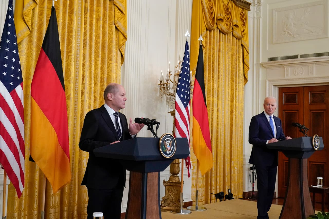 Olaf Scholz y Joe Biden durante la rueda de prensa desde la Casa Blanca.
