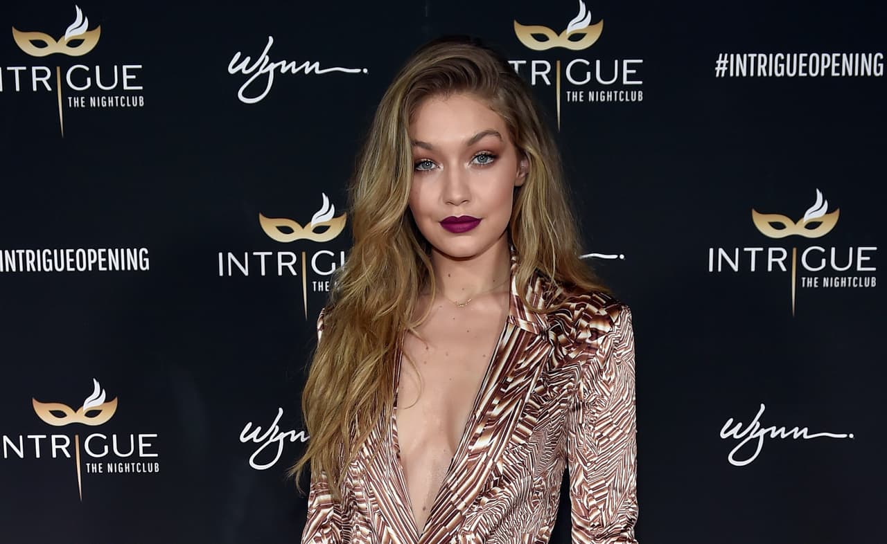 Gigi Hadid sabe que un escote clásico de triángulo profundo en un vestido o un top de manga larga evoca a divas de los 80 cuando eran vestidas por Tom Ford. Esta es quizás una de las fórmulas más usada y celebrada en vestidos de gala.