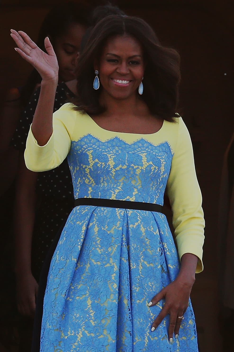 Michelle Obama ha resultado ser, en ocasiones, una osada fashionista, que es capaz de poner juntos colores tan insospechados como el amarillo pollito, el azul y el negro. Al crear casi tres franjas de colores identificables, con este vestido creado por Preen by Thornton Bregazzi, para su viaje a Inglaterra el año pasado, la Primera Dama se unió a una tendencia que se puede llevar en su versión clásica u osada.