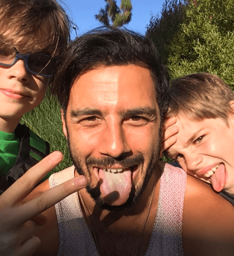 Pero no sólo para Ricky. Jwan Yosef, su pareja, también da la vida por Matteo y Valentino. De hecho, a la media noche del domingo 6 de agosto publicó esta fotografía en su homenaje por su noveno cumpleaños: "gracias por ser la luz de nuestras vidas", escribió.